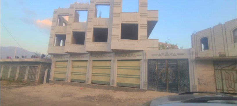 عماره3ادوار للبيع في مدينة إب عمارة3آدوآر بوابة حوش للسيارات مدخلين المساحه8قصب