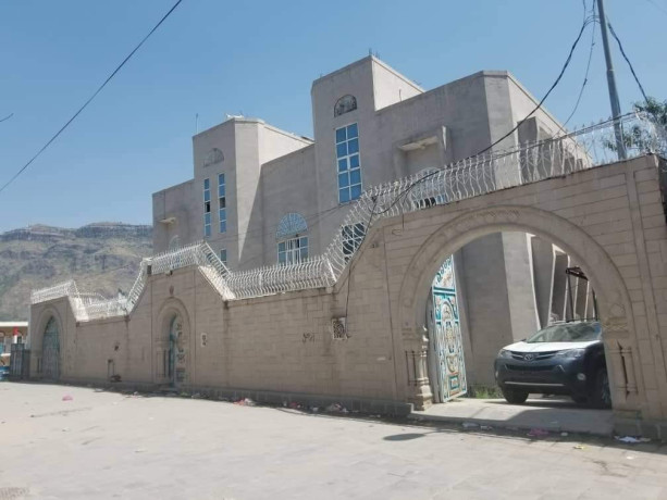 فله دورين وبدروم حوش للسيارات للبيع في مدينة إب